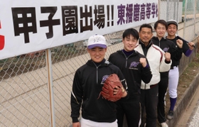 昨夏の県大会で8強入りした東播磨高校野球部の(前から)金吉真南斗さん、楠元達也さん、西尾圭司部長、大矢征司さん、宮本一輝さん=稲美町中一色 昨夏の県大会で8強入りした東播磨高校野球部の(前から)金吉真南斗さん、楠元達也さん、西尾圭司部長、大矢征司さん、宮本一輝さん=稲美町中一色