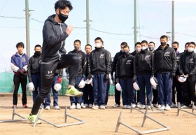 萬浪嵩志さん(手前)の走り方に目を凝らす野球部員ら=東播磨高校 萬浪嵩志さん(手前)の走り方に目を凝らす野球部員ら=東播磨高校