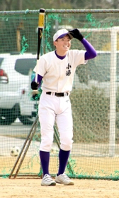 松本直樹コーチからもらったバットを使う小嶋純平コーチ=東播磨高校 松本直樹コーチからもらったバットを使う小嶋純平コーチ=東播磨高校
