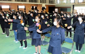 医療従事者へのエールを込めて歌う6年生=川西小学校 医療従事者へのエールを込めて歌う6年生=川西小学校