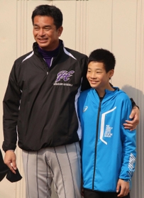 東播磨高校野球部の福村順一監督(左)と次男泰輝さん=2月、東播磨高校 東播磨高校野球部の福村順一監督(左)と次男泰輝さん=2月、東播磨高校