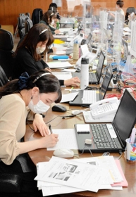 予約の電話がひっきりなしにかかったコールセンター=高砂市内 予約の電話がひっきりなしにかかったコールセンター=高砂市内