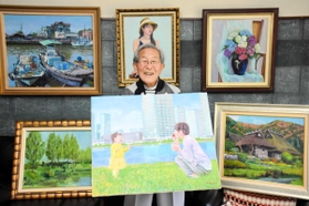 個展の出品作に囲まれる井手哲哉さん=加古川市 個展の出品作に囲まれる井手哲哉さん=加古川市