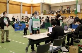 2回目のワクチン接種の予約手順を確認する参加者ら=日岡山体育館 2回目のワクチン接種の予約手順を確認する参加者ら=日岡山体育館