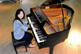 イベントで演奏できるグランドピアノを前にする小林洋子さん=東播磨生活創造センター「かこむ」 イベントで演奏できるグランドピアノを前にする小林洋子さん=東播磨生活創造センター「かこむ」
