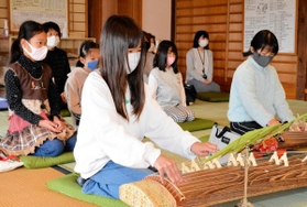 琴の演奏に挑戦する子どもたち=申義堂 琴の演奏に挑戦する子どもたち=申義堂