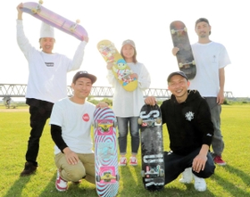 気球とスケートボード体験イベントを開く(前列右から時計回りに)樋口典宏さん、中井一薫さん、松本研人さん、佐野絵里奈さん、堀尾達也さん=加古川市加古川町河原 気球とスケートボード体験イベントを開く(前列右から時計回りに)樋口典宏さん、中井一薫さん、松本研人さん、佐野絵里奈さん、堀尾達也さん=加古川市加古川町河原