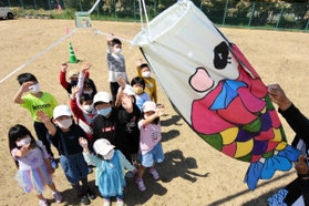 アマビエのぼりに手を振る子どもたち=養田南町内会南グラウンド アマビエのぼりに手を振る子どもたち=養田南町内会南グラウンド