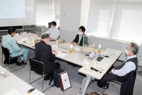有識者らが集まって開かれた石綿関連疾患リスク推定部会の初会合=加古川市役所 有識者らが集まって開かれた石綿関連疾患リスク推定部会の初会合=加古川市役所