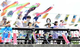 別府川に架けられたこいのぼりを見て楽しむ住民=加古川市加古川町美乃利、荒神橋 別府川に架けられたこいのぼりを見て楽しむ住民=加古川市加古川町美乃利、荒神橋