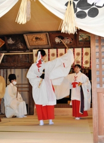 神楽「剣の舞」を奉納するみこら=泊神社 神楽「剣の舞」を奉納するみこら=泊神社