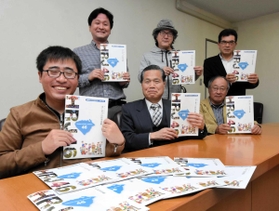 自治会運営の手引書を作ったプロジェクトチームのメンバーら=播磨町役場 自治会運営の手引書を作ったプロジェクトチームのメンバーら=播磨町役場