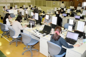 コロナワクチン接種予約の抽選申し込みを受ける加古川市のコールセンター=加古川市内 コロナワクチン接種予約の抽選申し込みを受ける加古川市のコールセンター=加古川市内