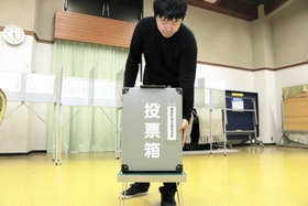 2019年の播磨町議選で投票所の設営をする町職員=同町西野添1、野添コミュニティセンター 2019年の播磨町議選で投票所の設営をする町職員=同町西野添1、野添コミュニティセンター