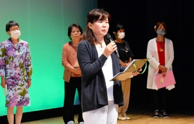 リレートークで自身の活動を発表する参加者=高砂市文化保健センターぼっくりんホール リレートークで自身の活動を発表する参加者=高砂市文化保健センターぼっくりんホール