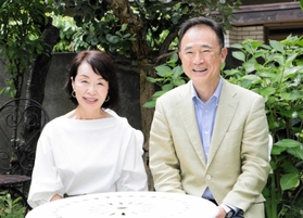 「50年間はあっという間」と話す西中亮二さんと広子さん=高砂市 「50年間はあっという間」と話す西中亮二さんと広子さん=高砂市