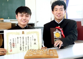 初出場で県高校将棋選手権大会4位となった芝原功輝さん(左)と迫川広行さん=加古川北高校 初出場で県高校将棋選手権大会4位となった芝原功輝さん(左)と迫川広行さん=加古川北高校