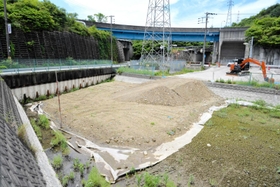 仮設市道設置のため、所有者との借地契約や地元住民への説明がないまま始まっていた工事の現場=高砂市北浜町西浜 仮設市道設置のため、所有者との借地契約や地元住民への説明がないまま始まっていた工事の現場=高砂市北浜町西浜