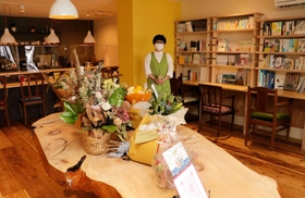 JR宝殿駅前にブックカフェ「本の香り」を開いた植松香織さん=高砂市神爪1 JR宝殿駅前にブックカフェ「本の香り」を開いた植松香織さん=高砂市神爪1