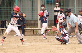 力強い打撃でチームをけん引した東播ナインストリームの川上慧主将(手前左)=浜の宮公園グラウンド 力強い打撃でチームをけん引した東播ナインストリームの川上慧主将(手前左)=浜の宮公園グラウンド