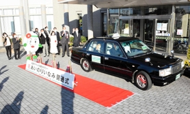 稲美町関係者に見送られながら初めて出発するあいのりいなみ=2020年12月1日、同町役場 稲美町関係者に見送られながら初めて出発するあいのりいなみ=2020年12月1日、同町役場