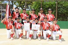 優勝した野口南少年軟式野球クラブの選手たち=浜田球場 優勝した野口南少年軟式野球クラブの選手たち=浜田球場