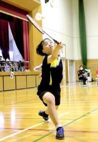 バドミントン女子団体決勝でシャトルを拾う氷丘の中島初峯主将=加古川市加古川町備後、加古川中学校 バドミントン女子団体決勝でシャトルを拾う氷丘の中島初峯主将=加古川市加古川町備後、加古川中学校