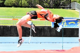 自己ベストで優勝した久保歩乃加選手=加古川市西神吉町鼎、加古川運動公園陸上競技場 自己ベストで優勝した久保歩乃加選手=加古川市西神吉町鼎、加古川運動公園陸上競技場
