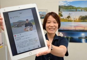 インスタグラムに投稿した人物紹介文をアピールする高砂市職員=同市役所 インスタグラムに投稿した人物紹介文をアピールする高砂市職員=同市役所