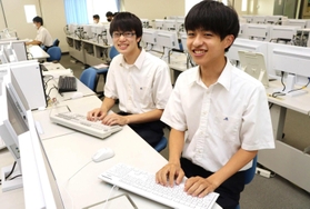 全国高校ワープロ競技大会に出場する(左から)藤沢友晨さん、船越紫温さん=加古川南高校 全国高校ワープロ競技大会に出場する(左から)藤沢友晨さん、船越紫温さん=加古川南高校