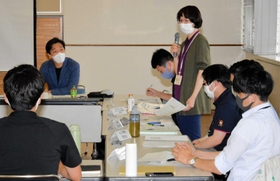 豊田俊雅さん(左奥)らを前に、自らが住みたいまちについて発表する若手職員=高砂市役所南庁舎 豊田俊雅さん(左奥)らを前に、自らが住みたいまちについて発表する若手職員=高砂市役所南庁舎