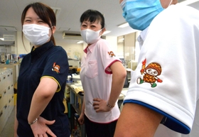 トーチを掲げるぼっくりんが左肩にあしらわれたポロシャツ=高砂市役所 トーチを掲げるぼっくりんが左肩にあしらわれたポロシャツ=高砂市役所