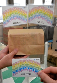 配布される生理用品と、受け取るために用意された名刺大のカード(手前)=高砂市役所 配布される生理用品と、受け取るために用意された名刺大のカード(手前)=高砂市役所