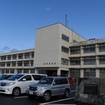 兵庫県高砂市は26日、新型コロナウイルスワクチンの集団接種について、国からの十分な供給が見通せないとして停止していた16~64歳の優先対象者の予約受け付けを、8月2日午前8時半に再開すると発表した。供給量が当初の予定より減るため、新規受け付け分から高砂市総合体育館(同市米田町島)での接種を取りやめ、同市民病院(同市荒井町紙町)だけで実施する。