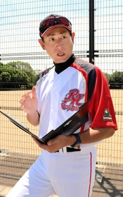 選手に対しアドバイスするヤング東加古川レッドアローズ中学部の高橋功一監督=播磨町新島 選手に対しアドバイスするヤング東加古川レッドアローズ中学部の高橋功一監督=播磨町新島