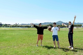 加古川河川敷で「バスケットボール3×3」を楽しむイベントをPRする小林善明さん(右)ら=加古川市加古川町河原 加古川河川敷で「バスケットボール3×3」を楽しむイベントをPRする小林善明さん(右)ら=加古川市加古川町河原