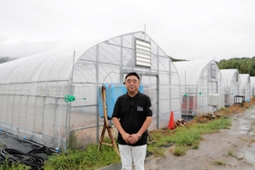 今夏移転した研究農場に立つ社長の小林稔さん=加古川市志方町山中 今夏移転した研究農場に立つ社長の小林稔さん=加古川市志方町山中