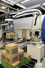 出荷作業で力を発揮するロボットパレタイザ。複数品種に対応できる=加古川市野口町古大内 出荷作業で力を発揮するロボットパレタイザ。複数品種に対応できる=加古川市野口町古大内