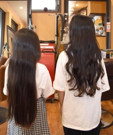 腰まで伸びた山田陽生君(右)と和花ちゃんの髪=加古川市加古川町北在家 腰まで伸びた山田陽生君(右)と和花ちゃんの髪=加古川市加古川町北在家