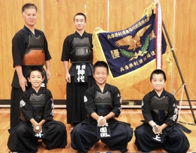 県道場対抗剣道大会で優勝した(後列左から時計回りに)田中信行さん、神代翔さん、全国道場少年剣道大会に出場する井上暁仁君、園田珠夕君、酒井祐一朗君=兵庫県播磨町本荘、町総合体育館 県道場対抗剣道大会で優勝した(後列左から時計回りに)田中信行さん、神代翔さん、全国道場少年剣道大会に出場する井上暁仁君、園田珠夕君、酒井祐一朗君=兵庫県播磨町本荘、町総合体育館