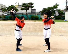 全国中学校体育大会で優勝した前川愛生さん(左)と中谷ももこさん=加古川市別府町新野辺、浜の宮中学校 全国中学校体育大会で優勝した前川愛生さん(左)と中谷ももこさん=加古川市別府町新野辺、浜の宮中学校