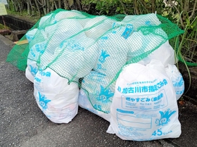 指定ごみ袋で出された燃やすごみ=加古川市内 指定ごみ袋で出された燃やすごみ=加古川市内