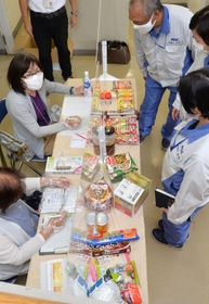 食品が相次いで持ち込まれたフードドライブの会場=高砂市役所 食品が相次いで持ち込まれたフードドライブの会場=高砂市役所