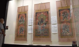 密教の儀式で本尊となる「五大尊像」の掛け軸などが並ぶ特別展=鶴林寺宝物館 密教の儀式で本尊となる「五大尊像」の掛け軸などが並ぶ特別展=鶴林寺宝物館
