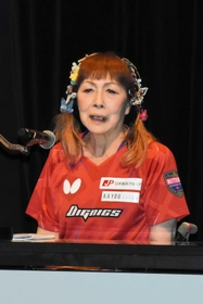 「たちあがるチカラ」と題して講演した車いす卓球選手の別所キミヱさん=加古川市民会館 「たちあがるチカラ」と題して講演した車いす卓球選手の別所キミヱさん=加古川市民会館