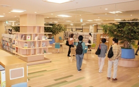 新しい加古川図書館の内覧会。関係者約200人を招待した=加古川市加古川町篠原町 新しい加古川図書館の内覧会。関係者約200人を招待した=加古川市加古川町篠原町