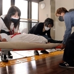 身体障害者らを対象に、災害時の避難行動を学ぶ講演会が18日、兵庫県加古川市加古川町寺家町の市総合福祉会館で開かれた。視覚障害者や脚に障害がある人ら15人が参加。防災士による講演や搬送訓練を通じ、備えを確認した。
