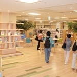 加古川市立加古川図書館(兵庫県加古川市加古川町木村、休館中)が、10月1日にJR加古川駅南のカピル21ビルに移転してオープンするのに合わせ、9月26~30日の午後1~6時、新たな図書館のセミナールームで図書館カードの事前登録会が開かれる。開館直後はこれまで利用していなかった人も大勢訪れることが予想され、新型コロナウイルス感染対策で密集を避けるために企画。10月1~3日は整理券を配り、入場を制限する。
