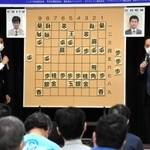 将棋の公式棋戦「第11期加古川青流戦」(神戸新聞社共催)決勝3番勝負が25日、兵庫県加古川市加古川町北在家の鶴林寺で始まり、井田明宏四段が服部慎一郎四段に先勝した第1局の大盤解説会が、近くの同市立青少年女性センターであった。地元ゆかりのプロ棋士の井上慶太九段ら5人が次の一手を予想し、ファン73人が一進一退の攻防を見守った。