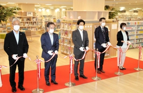 関係者がテープカットした加古川図書館のオープニング式典=加古川市加古川町篠原町 関係者がテープカットした加古川図書館のオープニング式典=加古川市加古川町篠原町